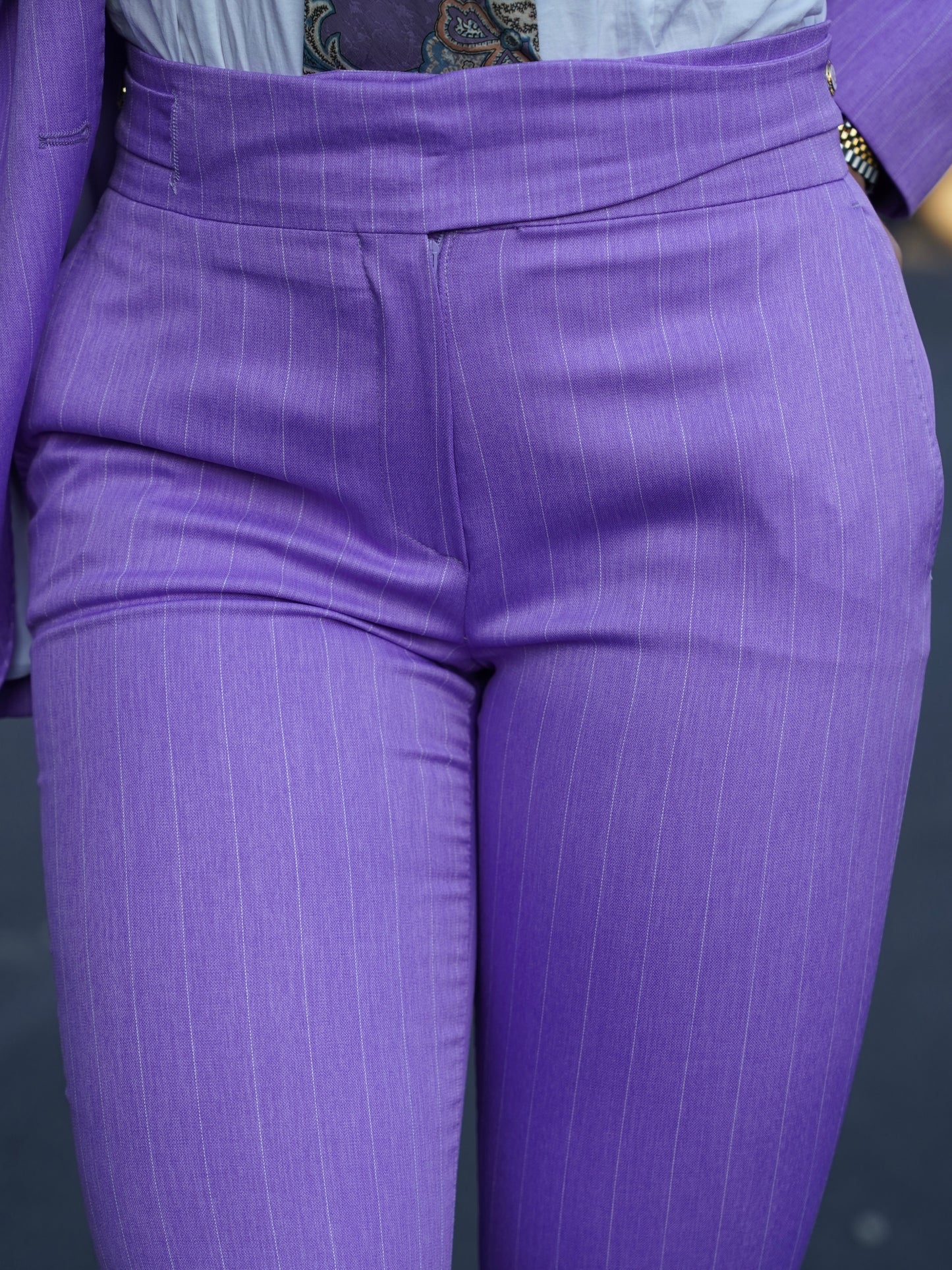 Giacca gessato a lancia lilla bottoni oro.