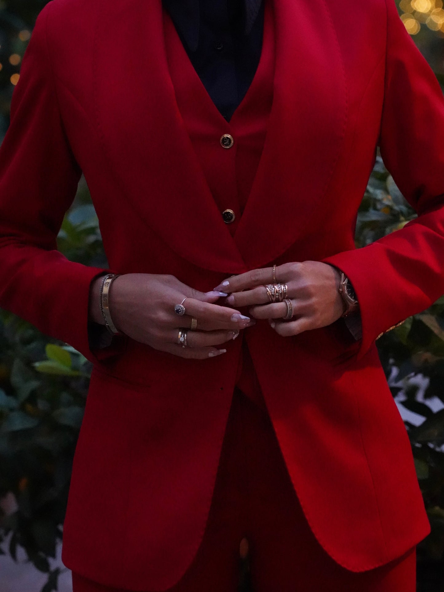 Giacca collo a scialle rosso con bottoni oro .