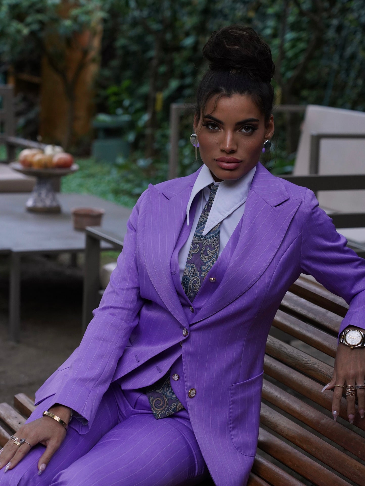 Giacca gessato a lancia lilla bottoni oro.