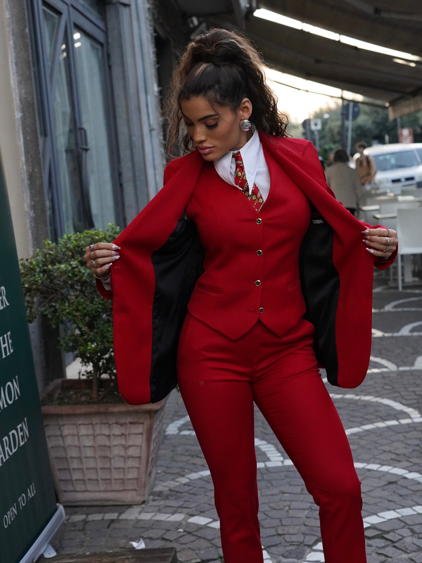 Giacca  collo a lancia rosso con bottoni
oro.