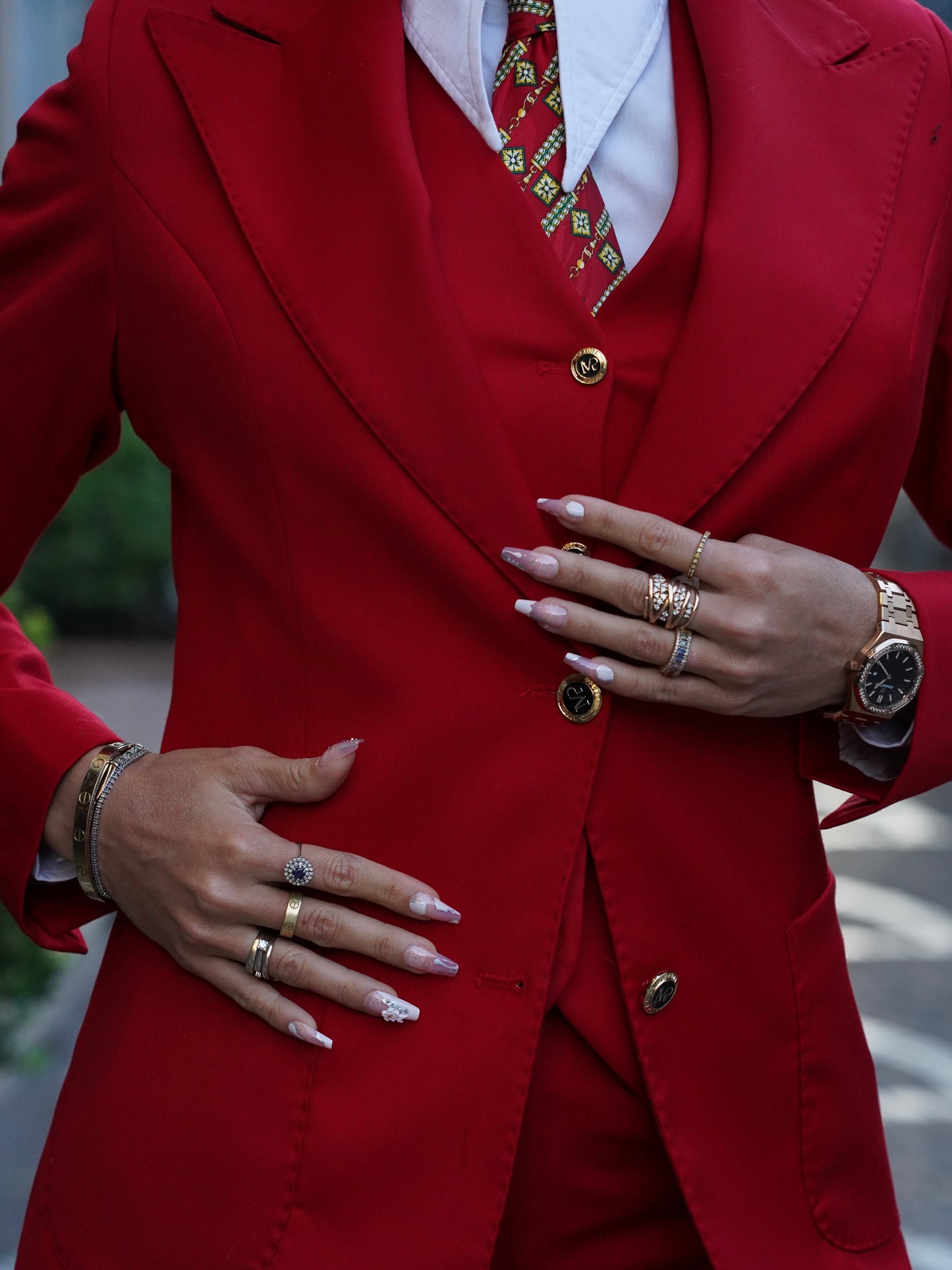 Giacca  collo a lancia rosso con bottoni
oro.