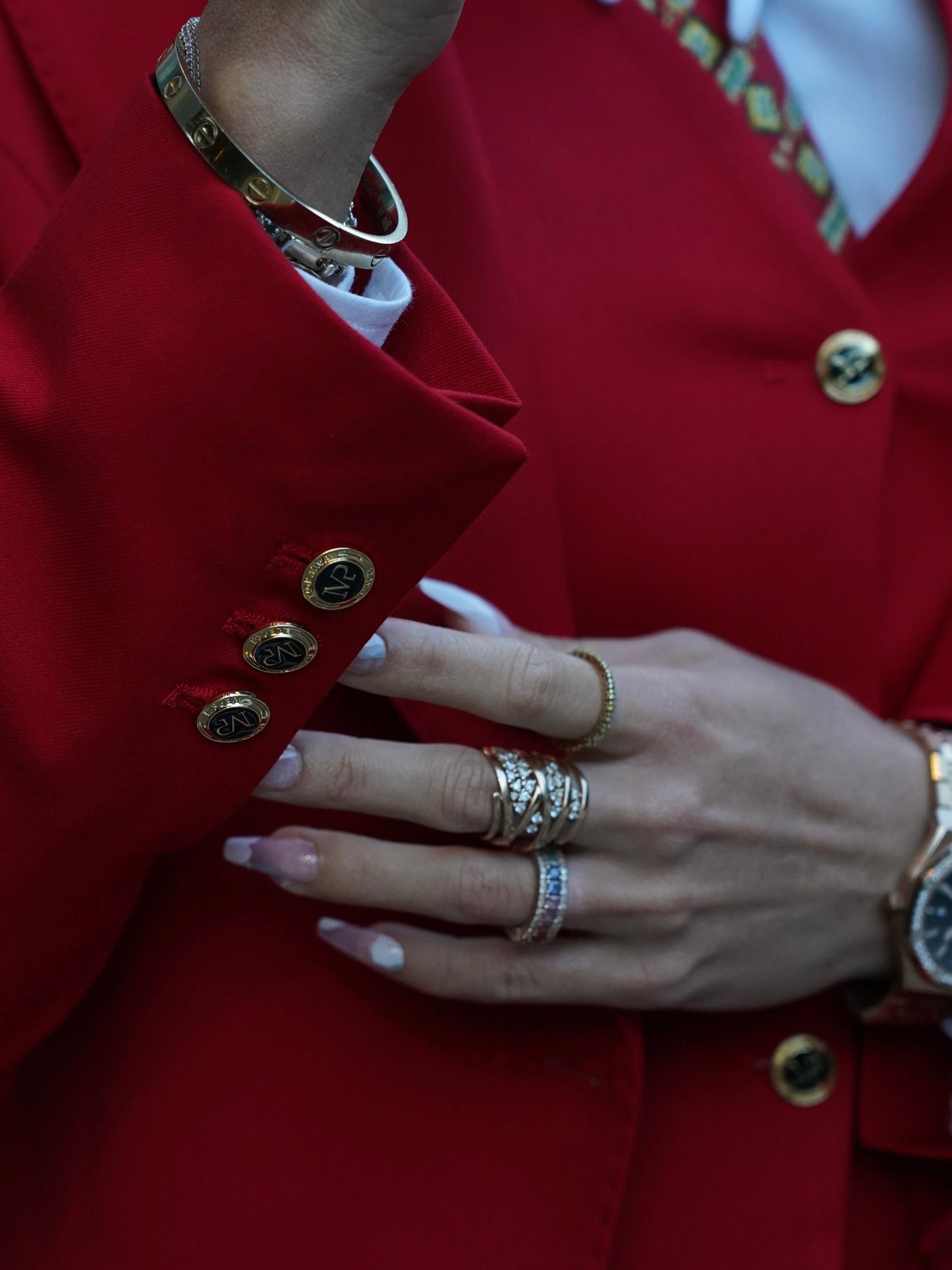 Giacca  collo a lancia rosso con bottoni
oro.