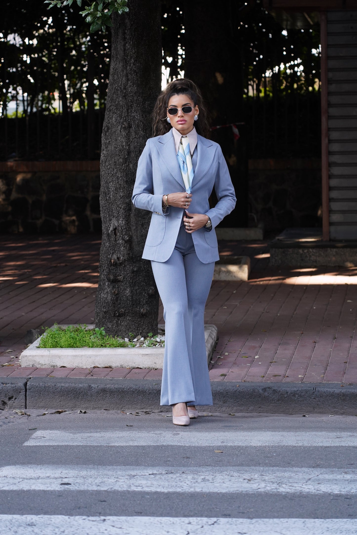 Giacca azzurro polvere a lancia con bottoni oro.