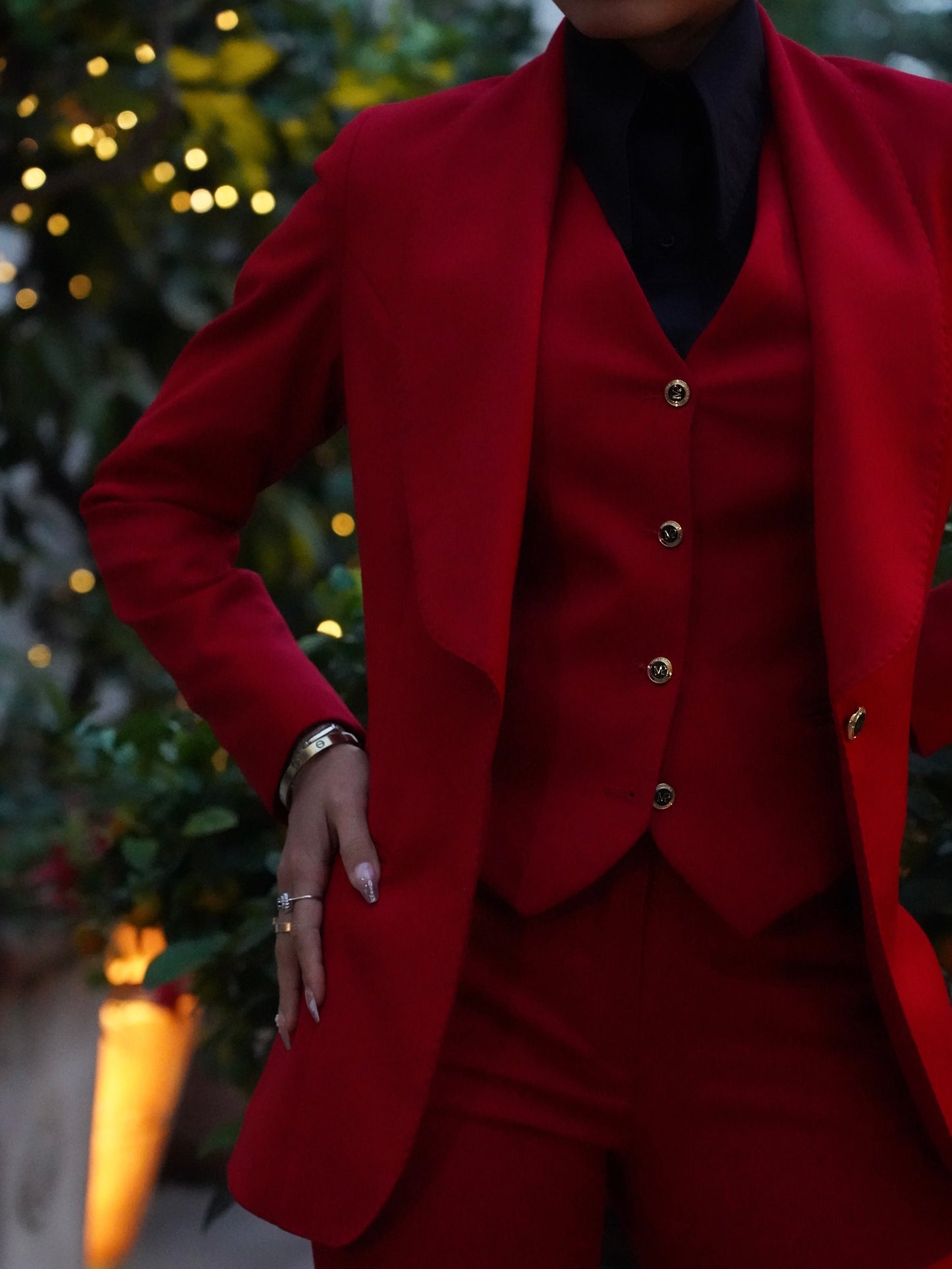 Giacca collo a scialle rosso con bottoni oro .