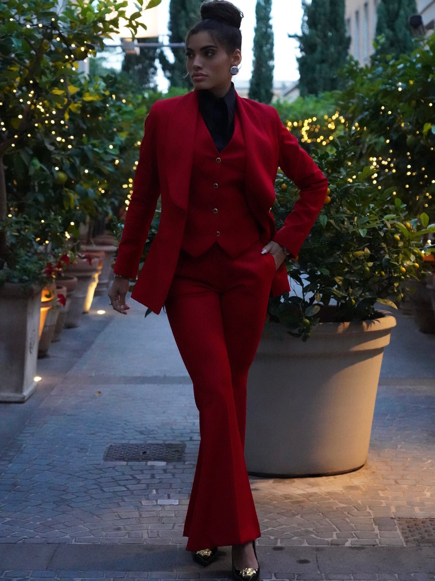 Giacca collo a scialle rosso con bottoni oro .