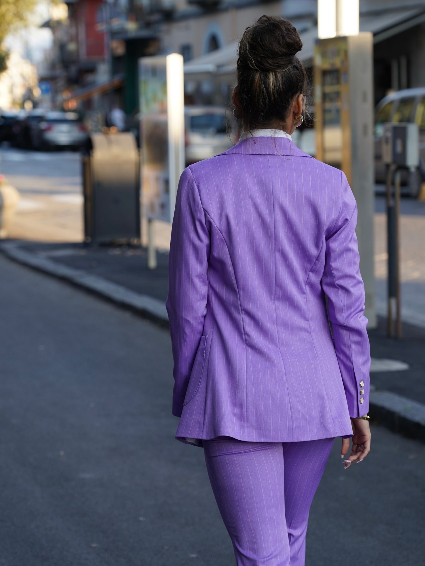 Giacca gessato a lancia lilla bottoni oro.