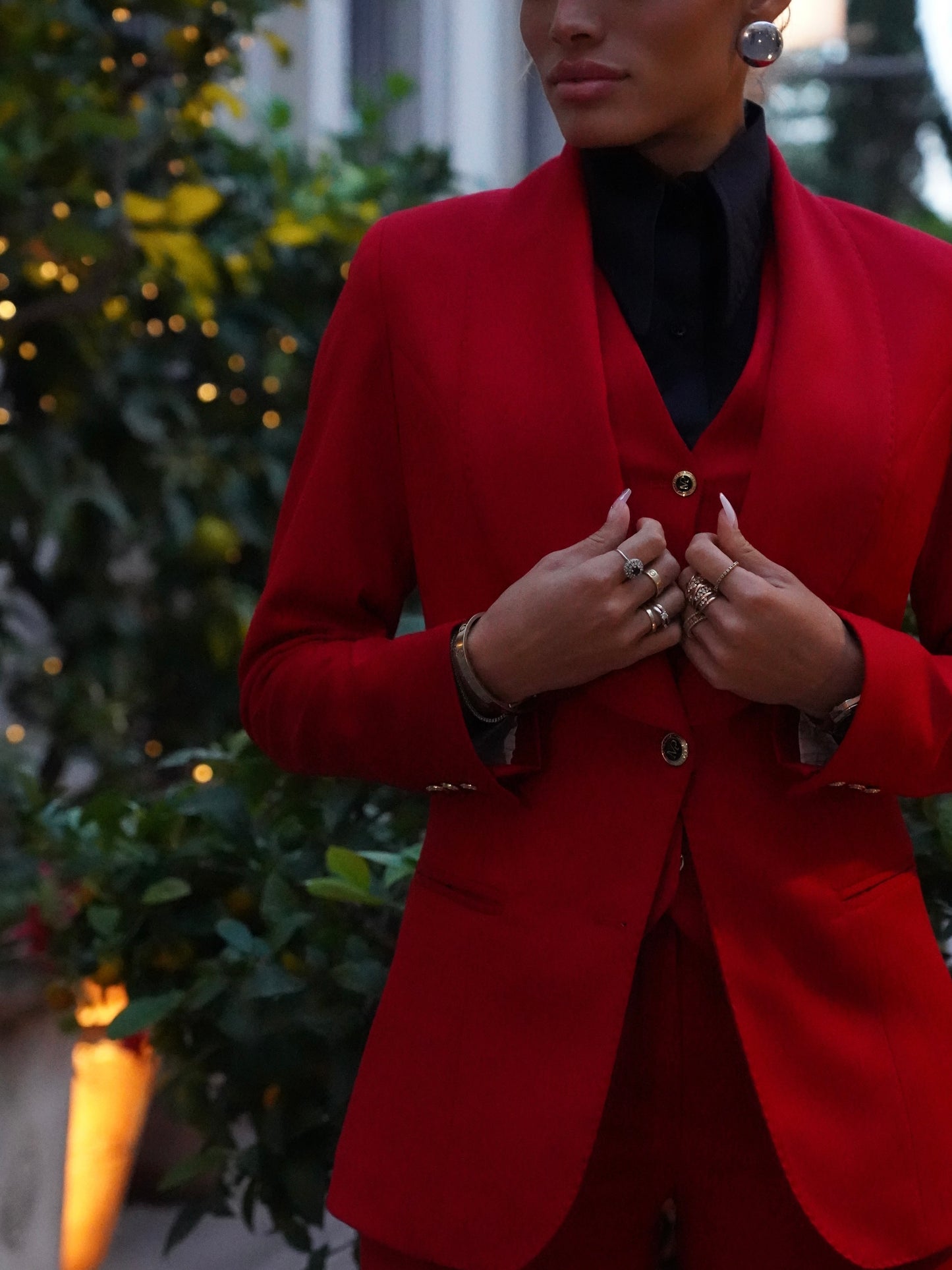 Giacca collo a scialle rosso con bottoni oro .