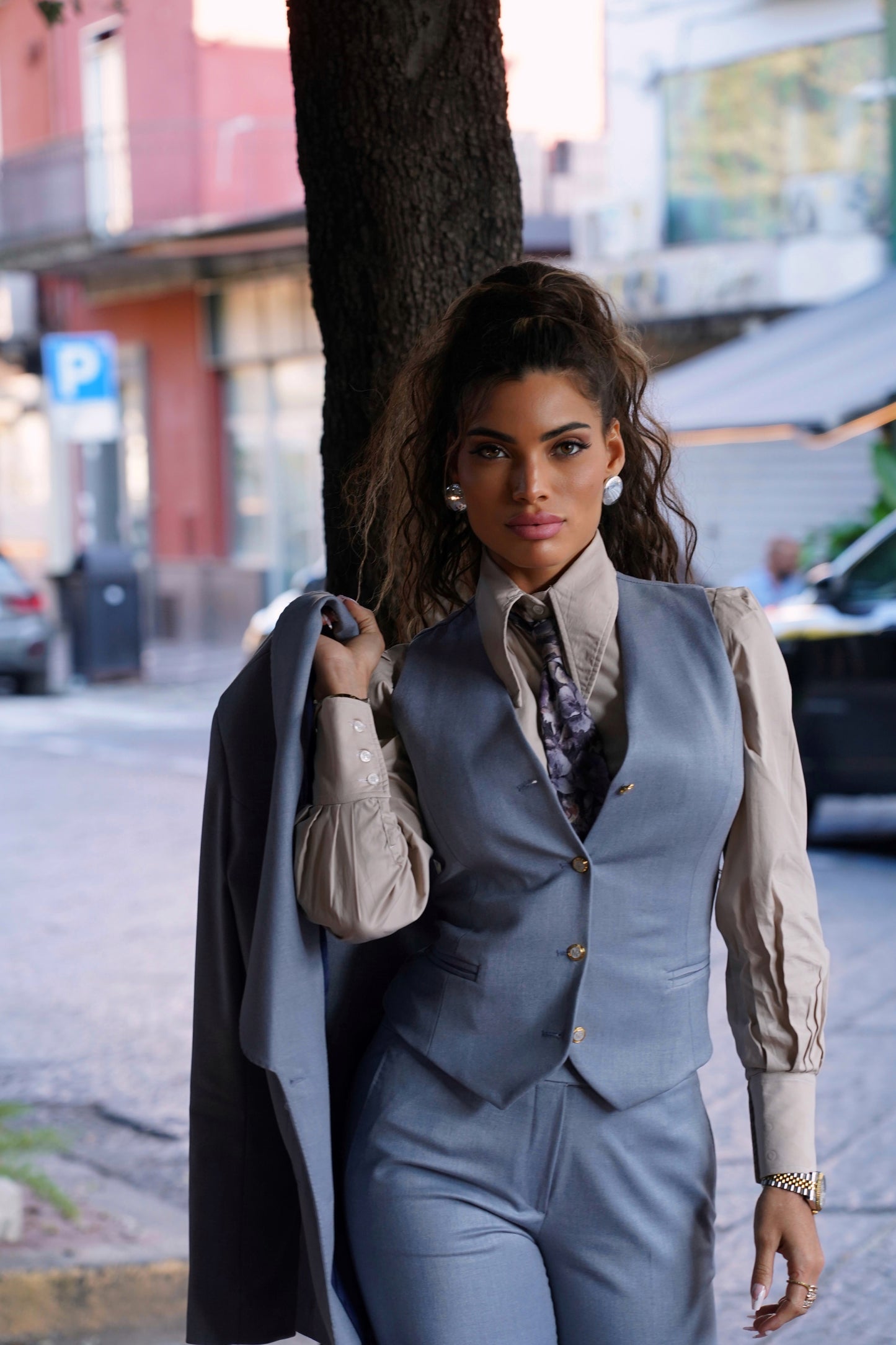 Giacca azzurro polvere a lancia con bottoni oro.