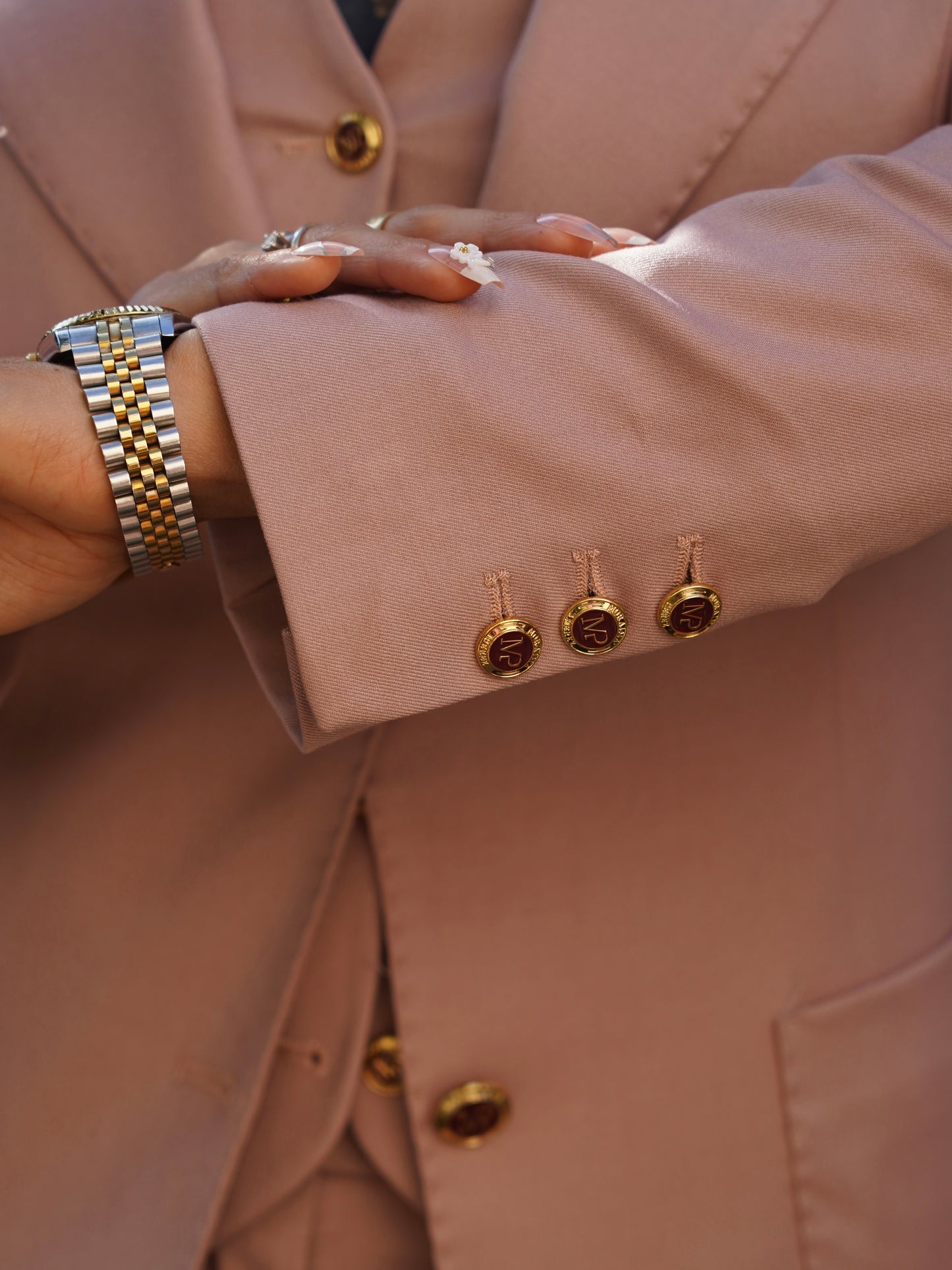 Giacca rosa antico a lancia con bottoni oro