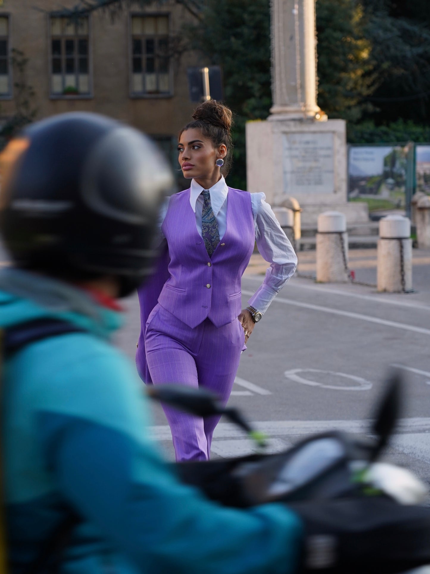 Giacca gessato a lancia lilla bottoni oro.