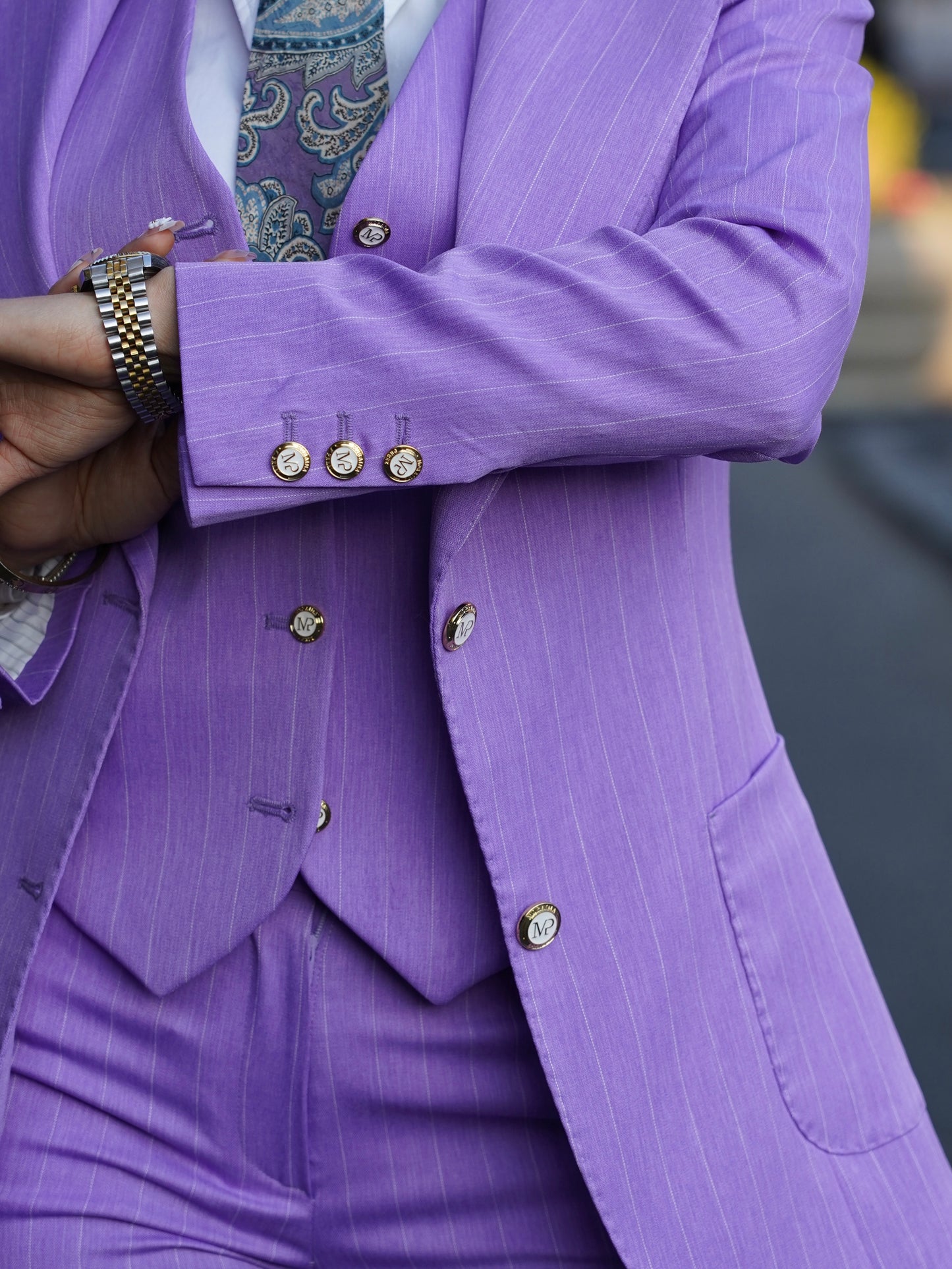 Giacca gessato a lancia lilla bottoni oro.