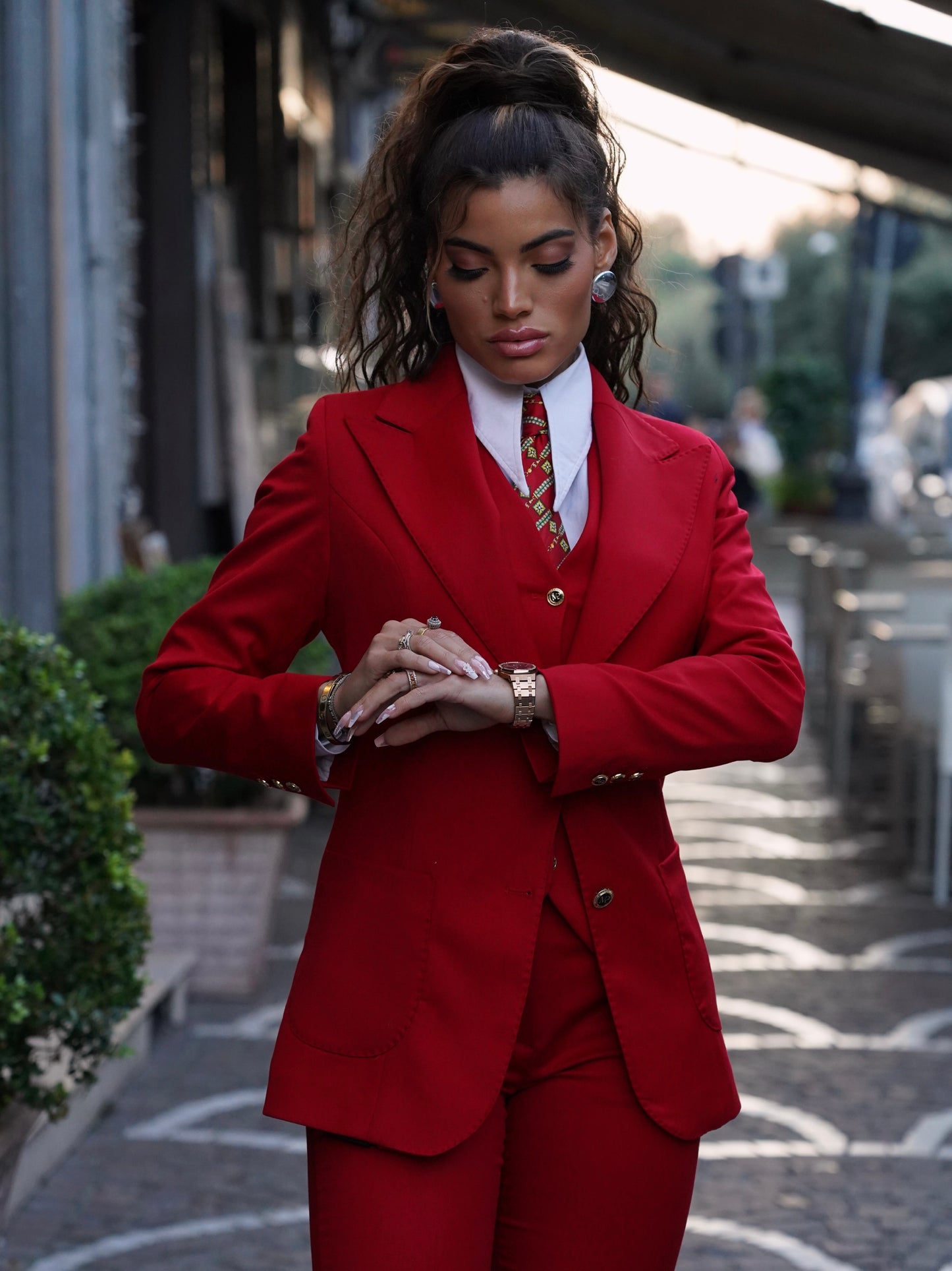 Giacca  collo a lancia rosso con bottoni
oro.