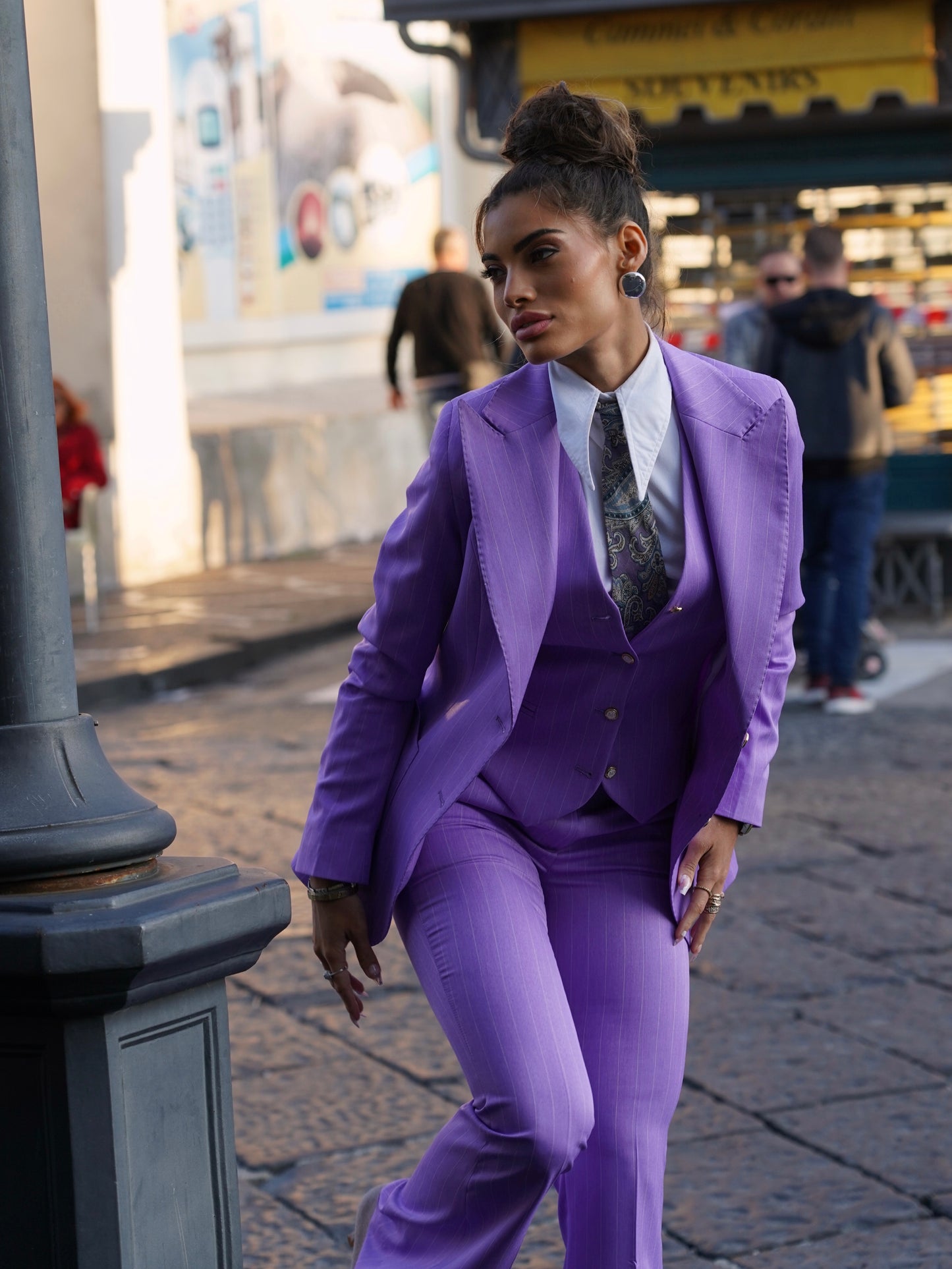 Giacca gessato a lancia lilla bottoni oro.