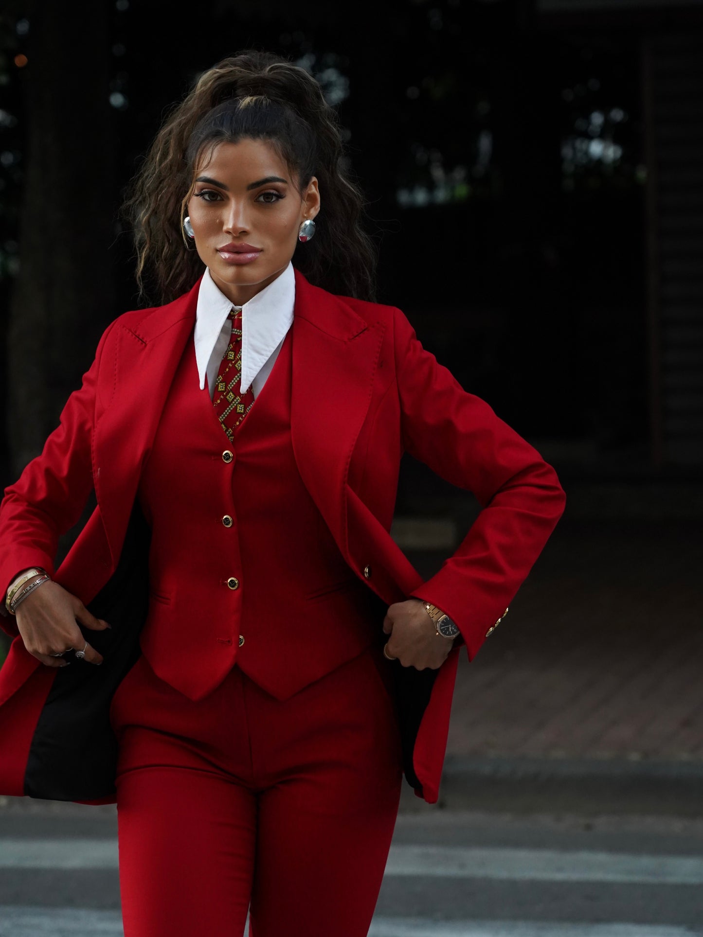 Giacca  collo a lancia rosso con bottoni
oro.