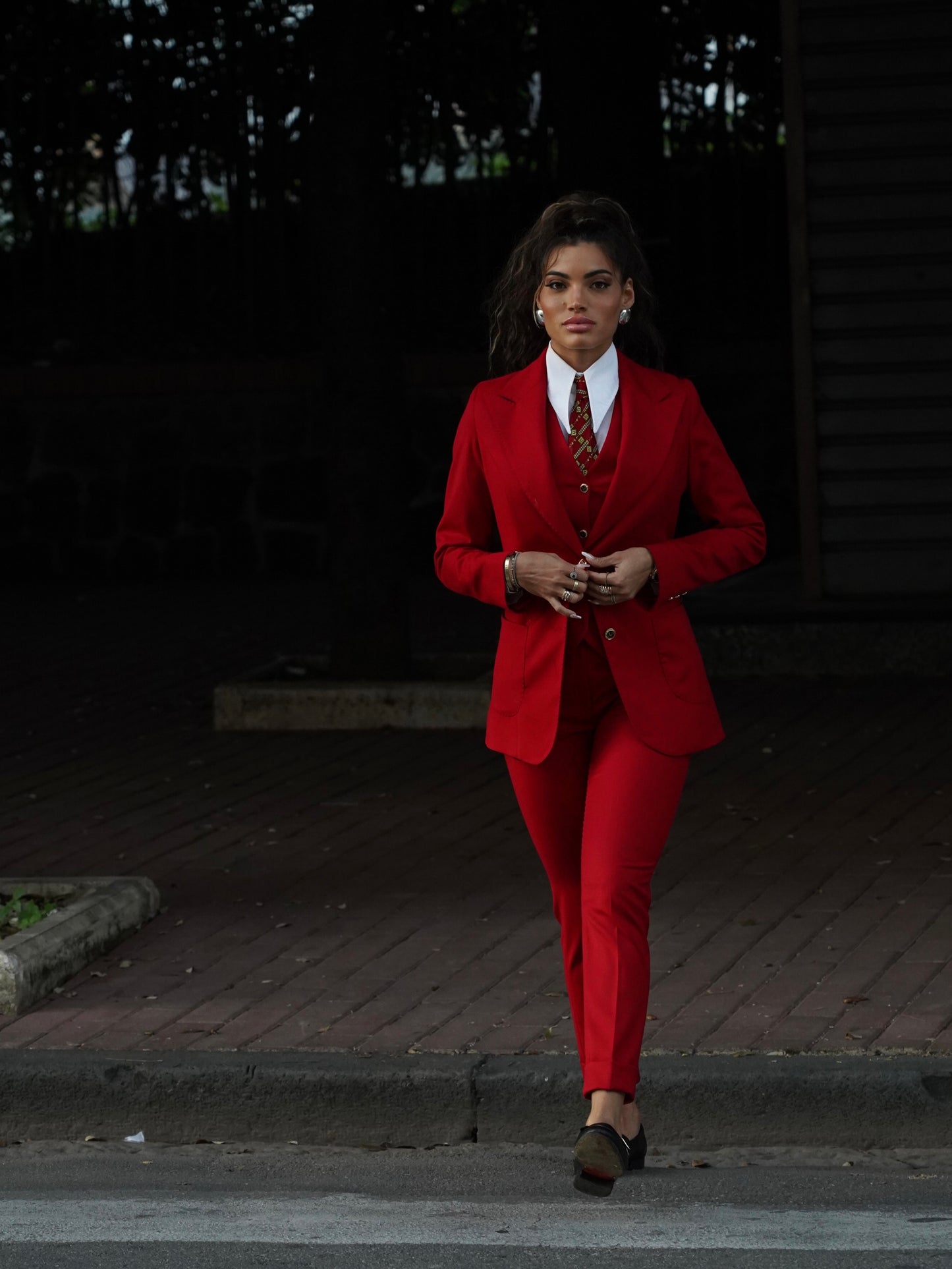 Giacca  collo a lancia rosso con bottoni
oro.