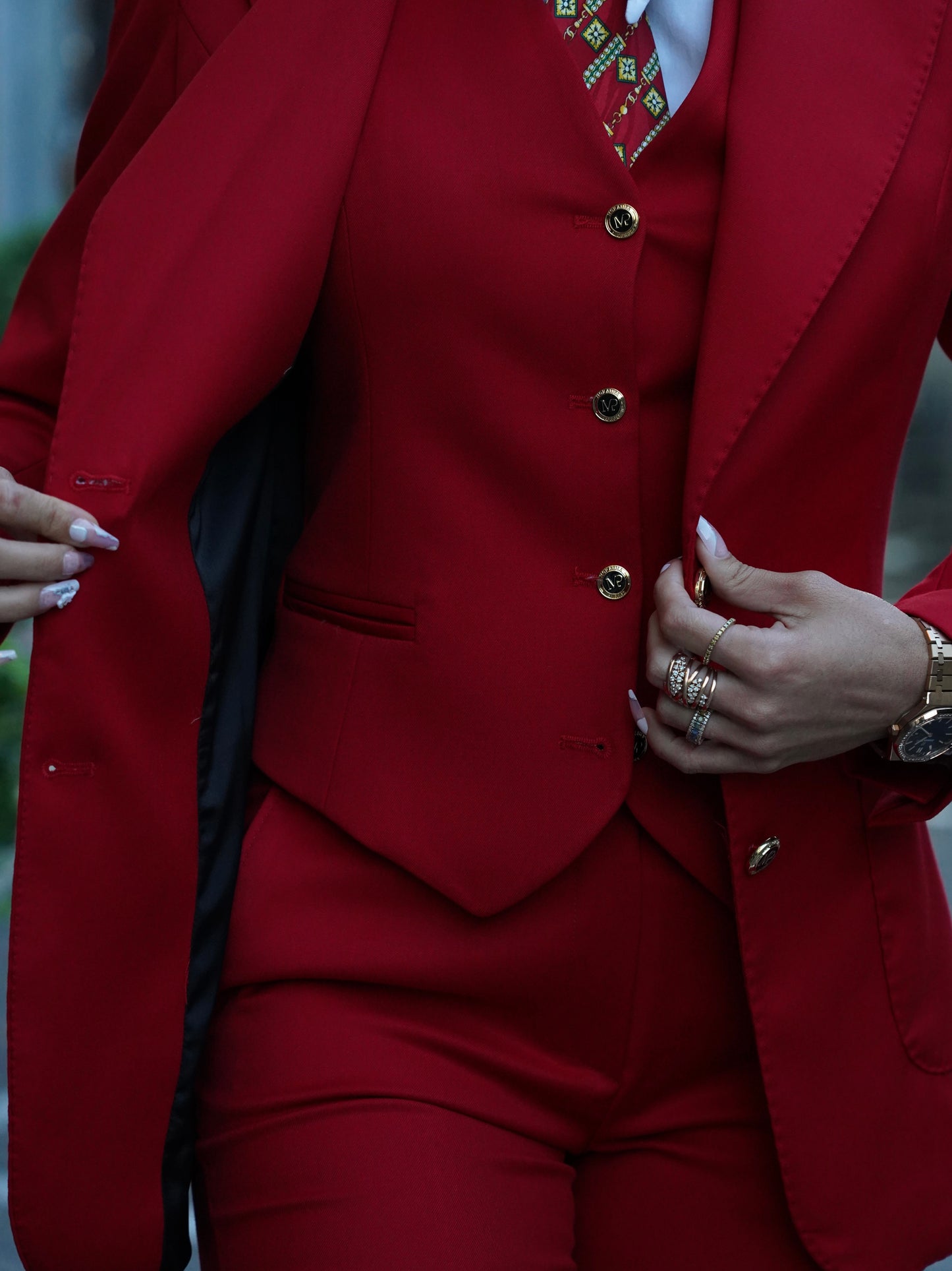 Giacca collo a scialle rosso con bottoni oro .