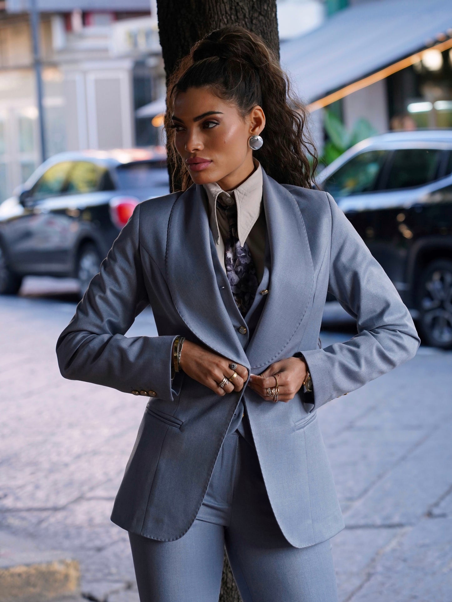 Giacca azzurro polvere collo sciale con bottoni oro