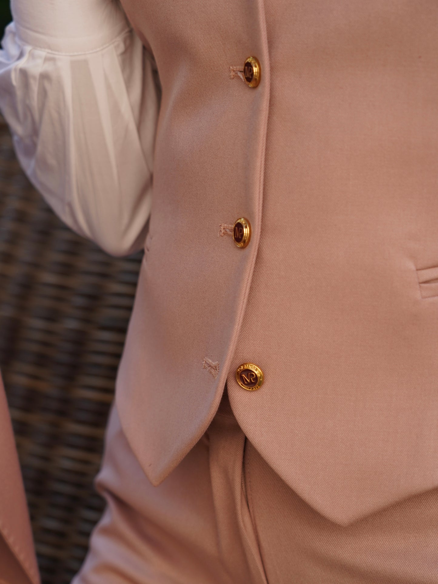 Giacca rosa antico a lancia con bottoni oro