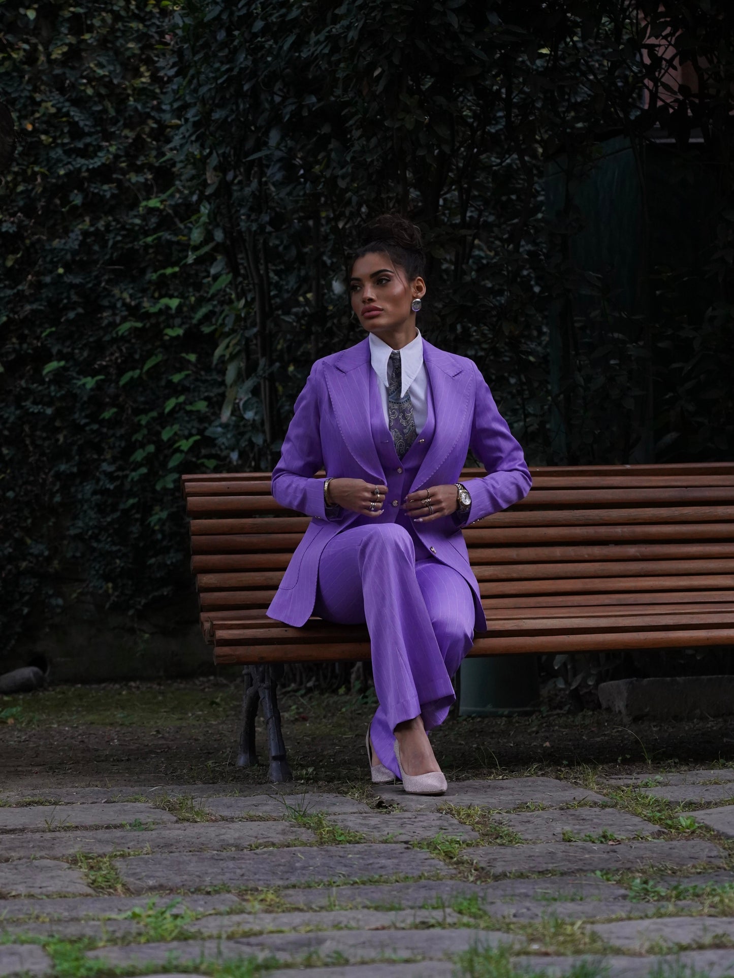 Giacca gessato a lancia lilla bottoni oro.