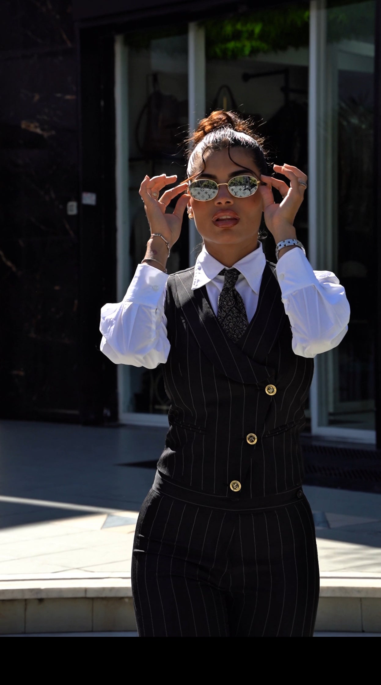 Gilet gessato nero con bottoni oro