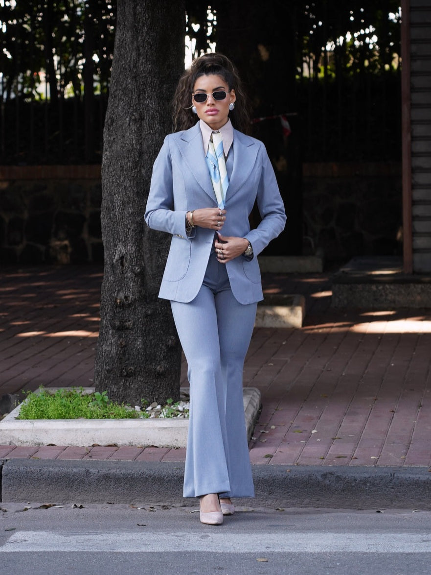 Giacca azzurro polvere a lancia con bottoni oro.