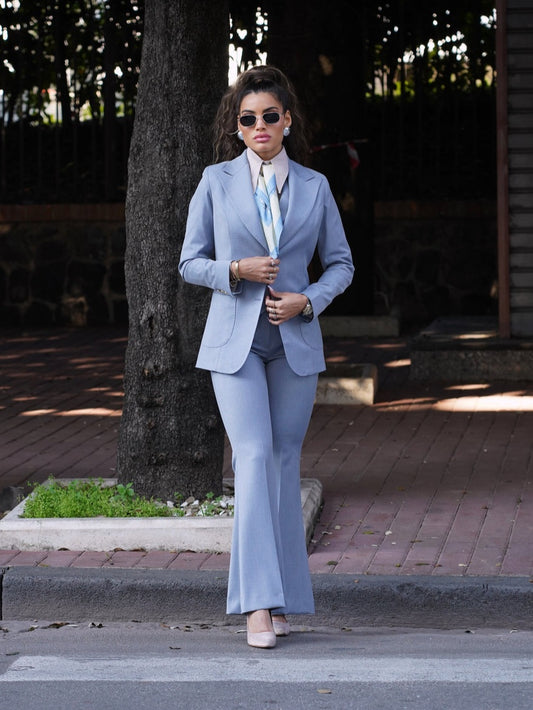 Giacca azzurro polvere a lancia con bottoni oro.